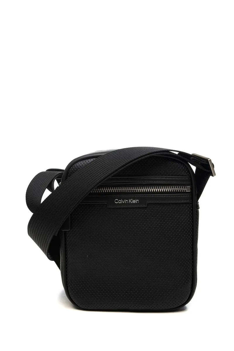 Borsello Calvin Klein Perforated Rt Da Uomo Nero In Poliuretano