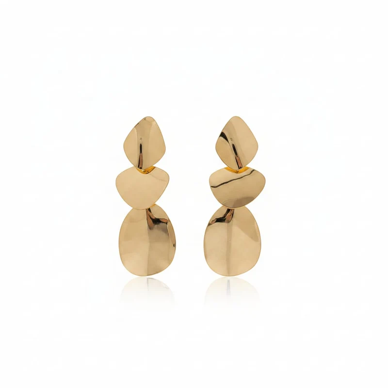 Orecchini pendenti con elementi geometrici irregolari e finitura lucida effetto oro. - Oro