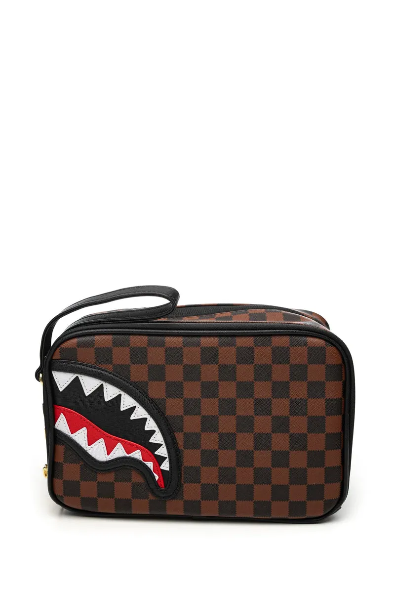 Pochette Beauty Case Sprayground Sawtooth Shark In Paris Toiletry Brick Unisex Stampa Scacchi Zig Zag Marrone Nera E Shark In Polivinile