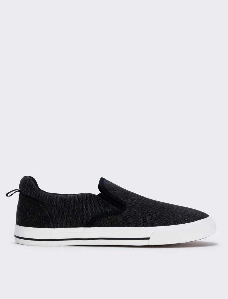 Slip-on in tela disponibili in due colori - Nero