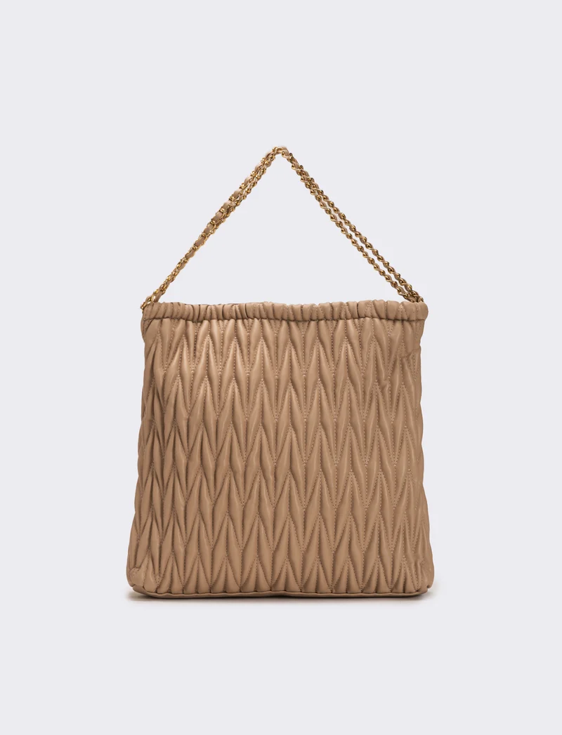 Shopping goffrata con patta e tracolla catena infilata - Beige